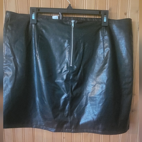 Faux leather plus size 18 mini skirt with slit - Picture 5 of 5